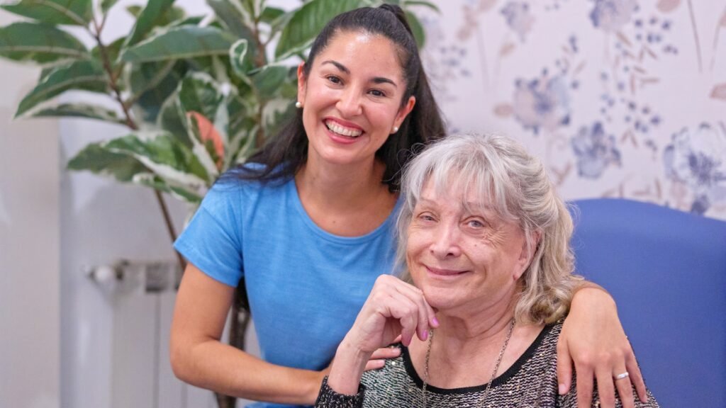 Betreuungskraft mit einer älteren Dame während der Demenzbetreuung in Gelsenkirchen